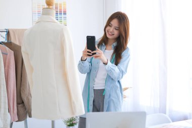 Moda tasarımcısı stüdyoda çalışıyor, çizim kesme, dikiş elbise