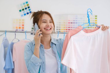 Moda tasarımcısı stüdyoda çalışıyor, çizim kesme, dikiş elbise