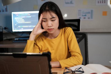 Bir geceliğine ev ofisinde çalışıyorum. Zamanla çalışan bir kadın..