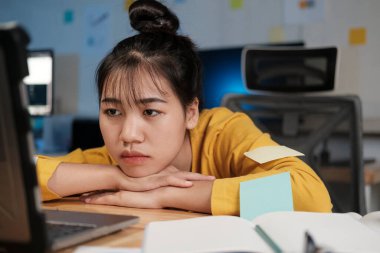 Bir geceliğine ev ofisinde çalışıyorum. Zamanla çalışan bir kadın..