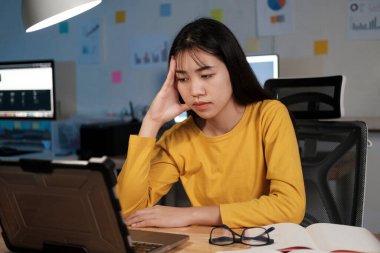 Bir geceliğine ev ofisinde çalışıyorum. Zamanla çalışan bir kadın..