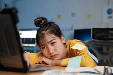 Bir geceliğine ev ofisinde çalışıyorum. Zamanla çalışan bir kadın..