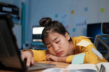 Bir geceliğine ev ofisinde çalışıyorum. Zamanla çalışan bir kadın..