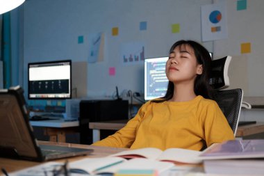 Bir geceliğine ev ofisinde çalışıyorum. Zamanla çalışan bir kadın..