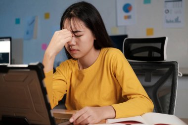 Bir geceliğine ev ofisinde çalışıyorum. Zamanla çalışan bir kadın..