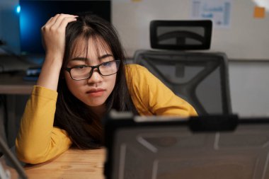 Bir geceliğine ev ofisinde çalışıyorum. Zamanla çalışan bir kadın..