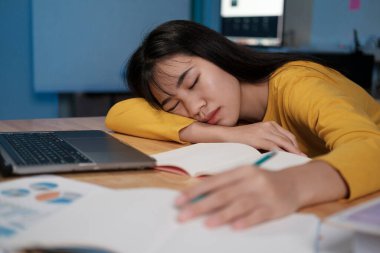 Bir geceliğine ev ofisinde çalışıyorum. Zamanla çalışan bir kadın..