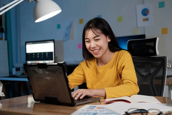 若いアジア人の女性が働くと自宅のオフィスで夜に学ぶ — ストック写真