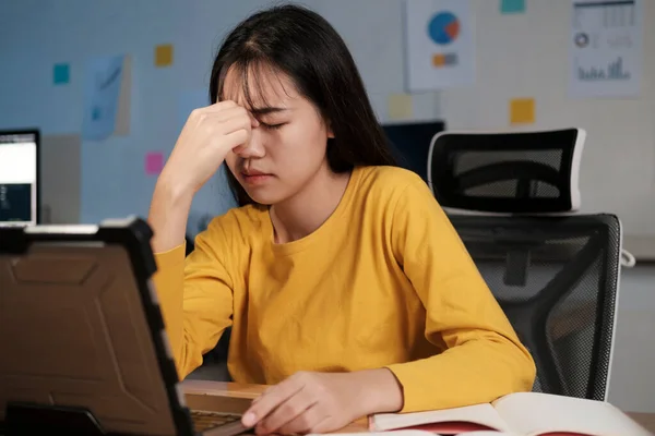 Pernottamento Ufficio Cercando Donna Che Lavora Nel Tempo — Foto Stock