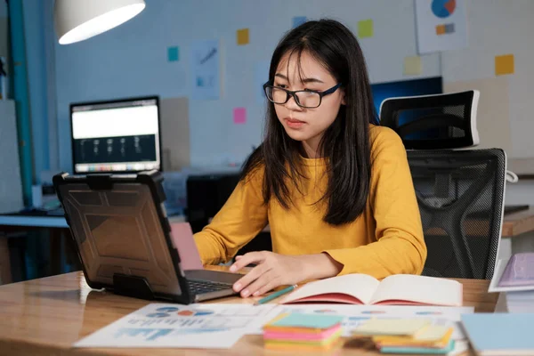 年轻的亚洲妇女晚上在总部工作和学习 — 图库照片