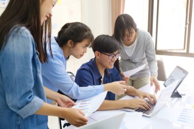 Genç girişimci iş adamları takım çalışması yeni proje yatırımını tartışmak için beyin fırtınası toplantısı