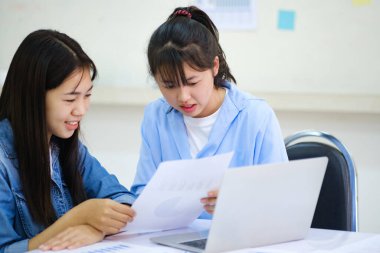 Genç girişimci iş adamları takım çalışması yeni proje yatırımını tartışmak için beyin fırtınası toplantısı