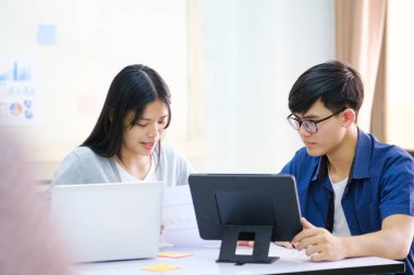 Genç girişimci iş adamları takım çalışması yeni proje yatırımını tartışmak için beyin fırtınası toplantısı