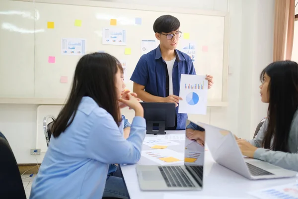 Unga Nystartade Företag Teamwork Brainstorming Möte För Att Diskutera Det — Stockfoto