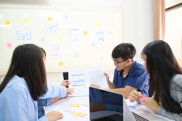 Jóvenes Emprendedores Startups Trabajan Equipo Una Reunión Lluvia Ideas Para —  Fotos de Stock