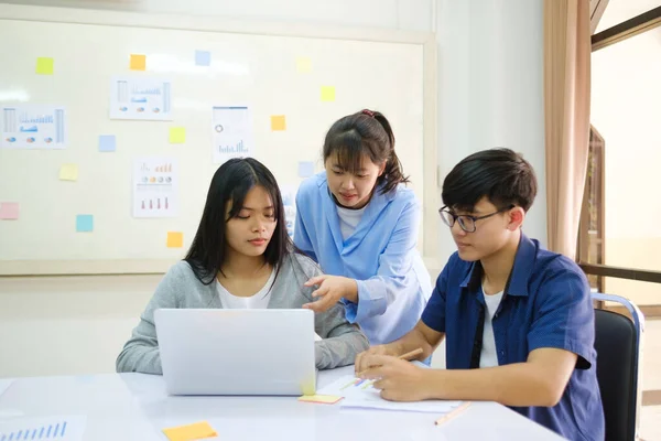 Jóvenes Emprendedores Startups Trabajan Equipo Una Reunión Lluvia Ideas Para —  Fotos de Stock