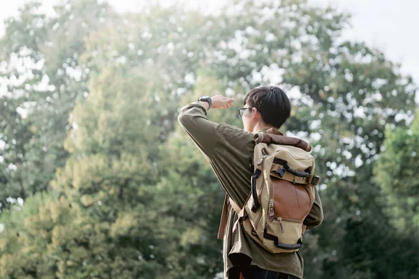 Молодий Чоловік Ходить Рюкзаками Природному Тлі — стокове фото