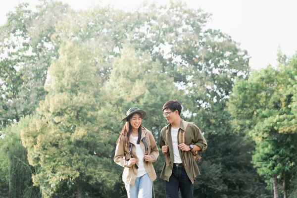 Sonriente Pareja Caminando Con Mochilas Sobre Fondo Natural —  Fotos de Stock