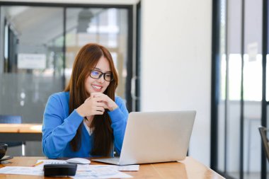 Bilgisayar ve mobil cihaz kullanan genç bir kolaj öğrencisi. Eğitim ve çevrimiçi öğrenim. 