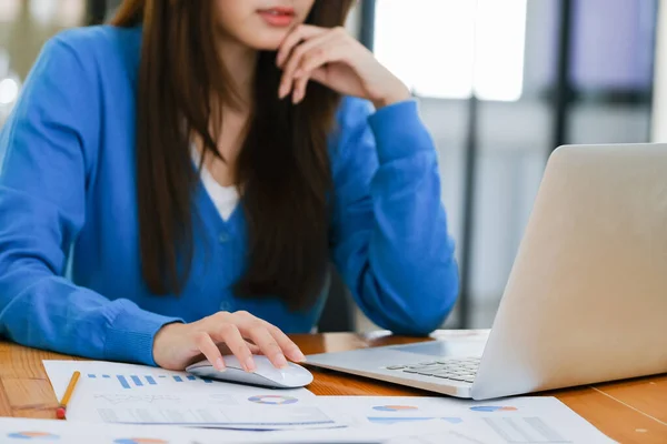 Joven Estudiante Collage Usando Computadora Dispositivo Móvil Estudiando Línea Educación — Foto de Stock