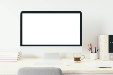 Boş dizüstü bilgisayarı olan çalışma alanı. 3B Hazırlama.