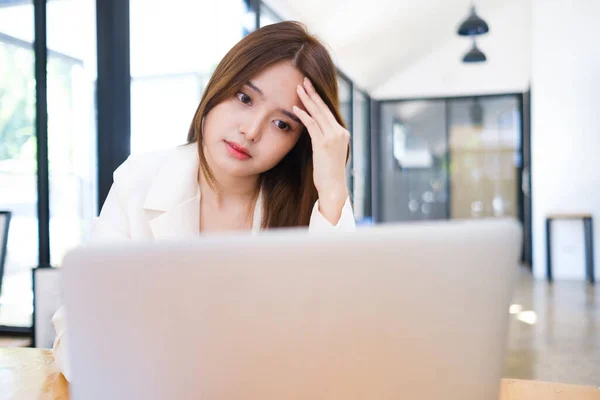 Vermoeide Gefrustreerde Jonge Werknemer Vrouw Werken Aan Laptop Computer Lang — Stockfoto