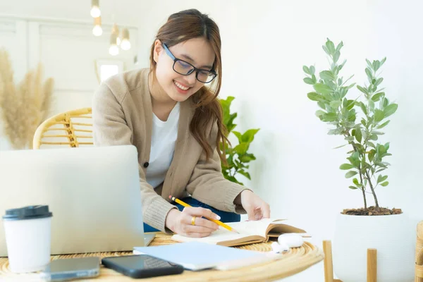 Educazione Line Apprendimento Concetto Auto Studio Collage Ragazza Fare Reseaching — Foto Stock