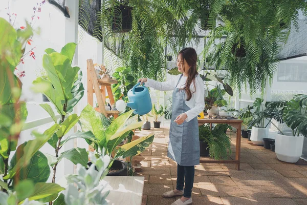 Jovem Educador Greenhouse Jardinagem Casa Amor Pelas Plantas Cuidados Pequenas — Fotografia de Stock