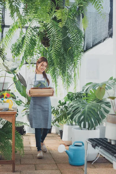 Jovem Educador Greenhouse Jardinagem Casa Amor Pelas Plantas Cuidados Pequenas — Fotografia de Stock