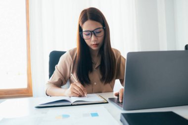 İşadamı yatırım pazarlama verilerini analiz.