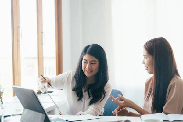 Zakenlieden teamwork bijeen om de investering te bespreken. — Stockfoto