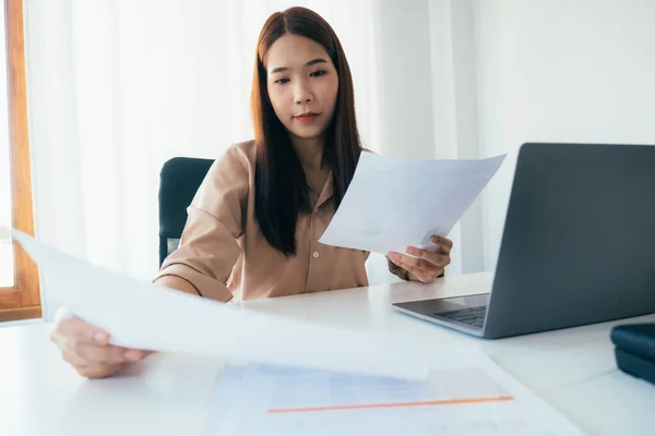 Geschäftsmann analysiert Investment Marketing Daten. — Stockfoto