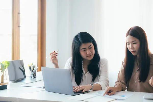 Affärsmän teamwork möte för att diskutera investeringen. — Stockfoto