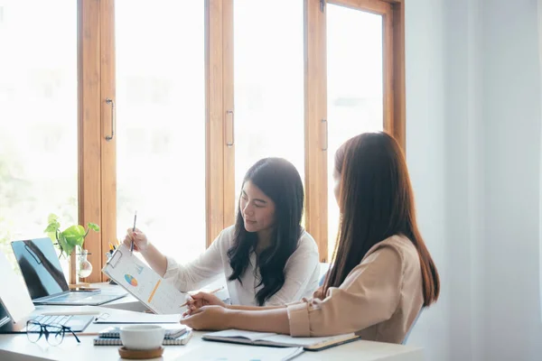 Affärsmän teamwork möte för att diskutera investeringen. — Stockfoto