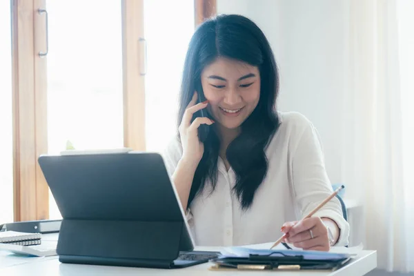 Joven mujer de negocios hablando con el cliente en el teléfono móvil — Foto de Stock