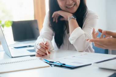 Yatırım tartışmak için iş adamları ekip çalışması toplantısı.