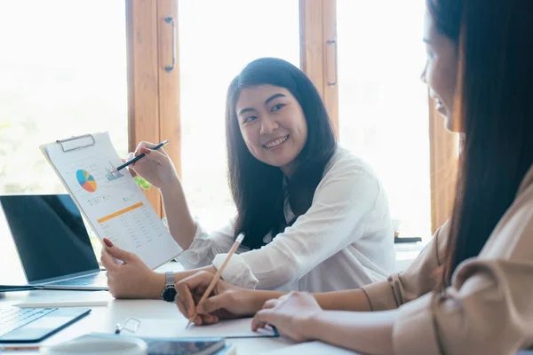 Affärsmän teamwork möte för att diskutera investeringen. — Stockfoto