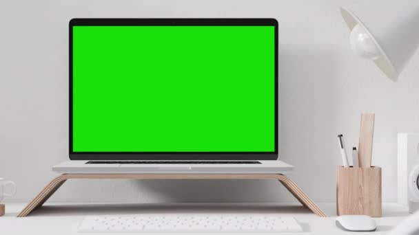 Computer-Notebook-Attrappe mit Greenscreen auf Arbeitstisch. — Stockvideo