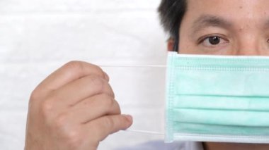 Sugical maskeli adam yaklaşıyor.