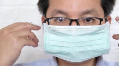 Sugical maskeli adam yaklaşıyor.