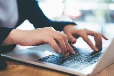 Yakın plan el kodlaması programlama bilgisayar yazılımı.