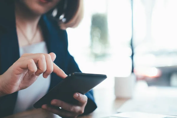 Primer plano del hombre utilizando el teléfono móvil. — Foto de Stock