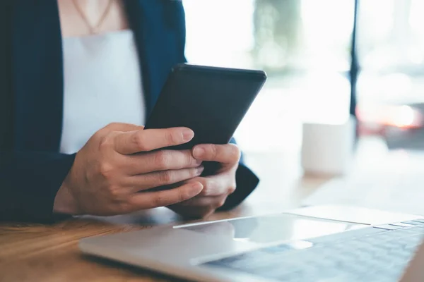 Primer plano del hombre utilizando el teléfono móvil. — Foto de Stock