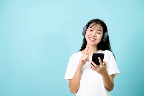 Jonge vrouw genieten met muziek van mobiele telefoon. — Stockfoto