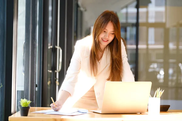 사무직 여성 이 사무실에서 노트북을 사용하고 있습니다. — 스톡 사진