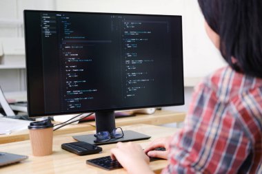Programcılar ve geliştiriciler yazılım kodluyor ve geliştiriyor