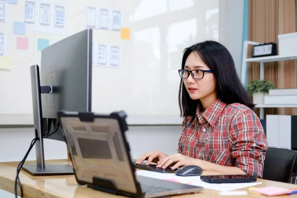 Programadores e equipes de desenvolvedores estão codificando e desenvolvendo software — Fotografia de Stock