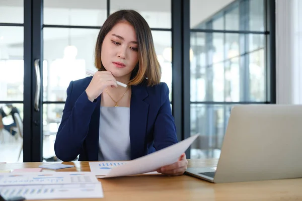 Retrato de hermoso e inteligente. — Foto de Stock