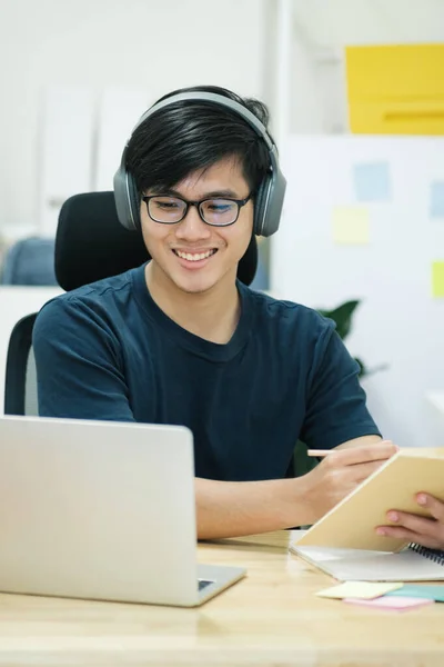 Hombre joven estudio en frente de la computadora portátil en casa — Foto de Stock