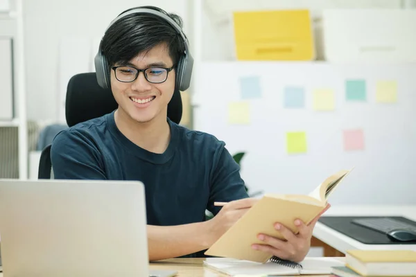 Jongeman studeren in de voorkant van de laptop computer thuis — Stockfoto